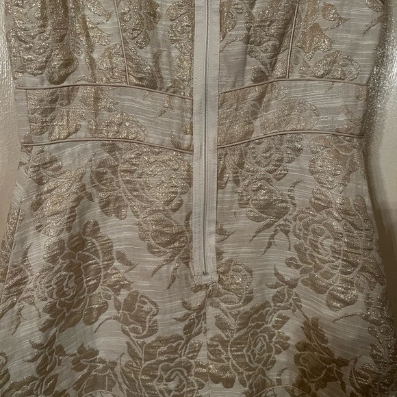 Beautiful dress with a gold threading throughout in a sort of brocade pattern - Picture 4 of 8